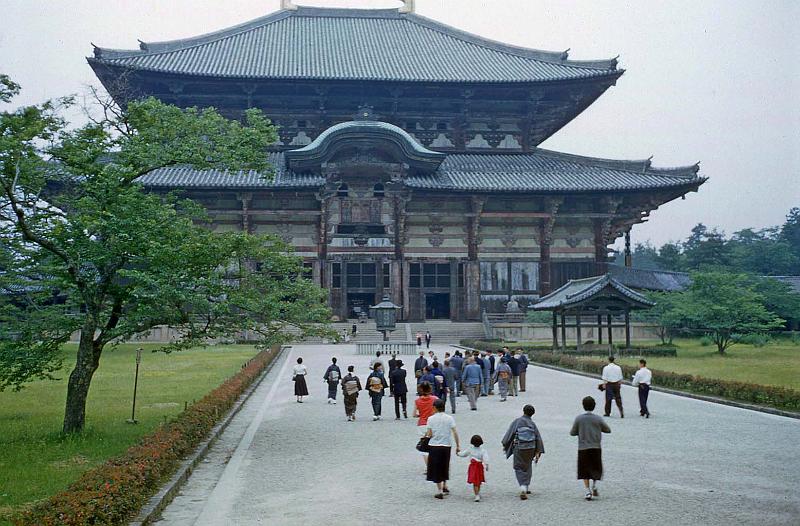 1953 Japan 152 Kyoto Worlds Largest Wooden Bldg.jpg